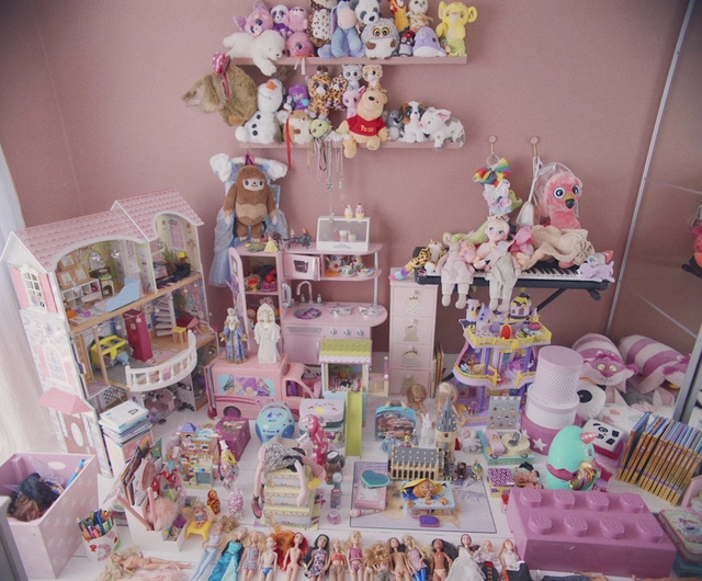 Video Reference: Pink, Product, Toy, Souvenir, Collection, Party, Room, Baby shower, Sweetness, Doll
