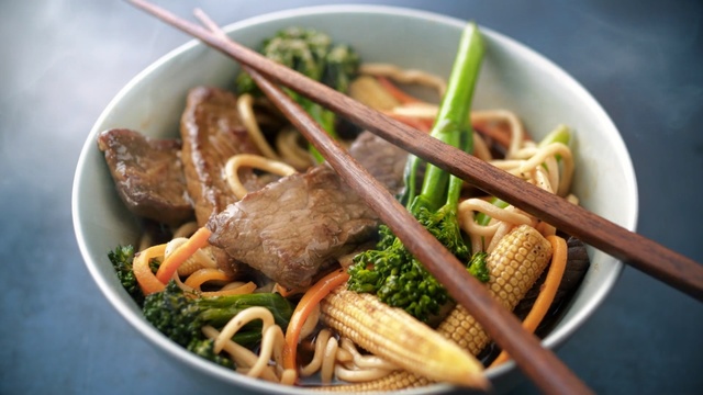 Video Reference: Dish, Cuisine, Food, Ingredient, Lo mein, Meat, Noodle, Produce, Chinese noodles, Cao lầu
