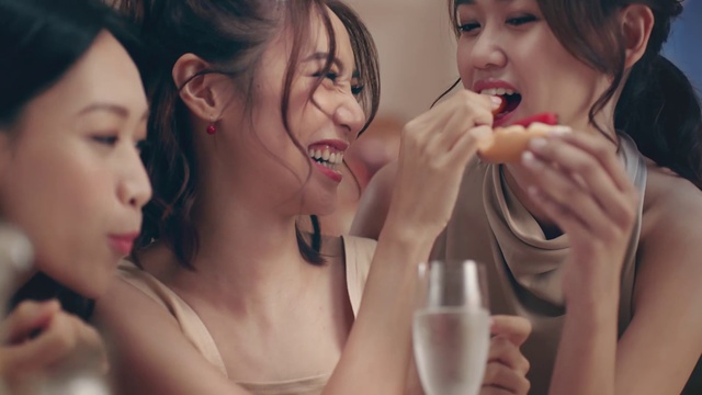 Video Reference: Lip, Beauty, Mouth, Fun, Photography, Eating, Eyelash, Drinking, Throat, Gesture