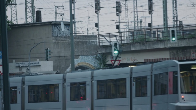 Video Reference: land vehicle, metropolitan area, transport, urban area, vehicle, tram, town, residential area, architecture, metropolis