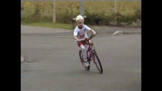 Video Reference: cycle sport, road bicycle, bicycle, cycling, mode of transport, endurance sports, sports equipment, vehicle, bicycle accessory, racing bicycle