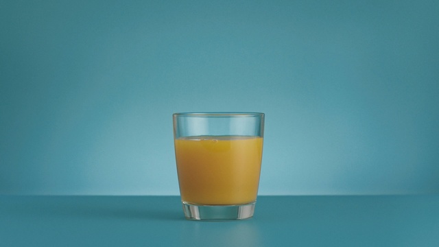 Video Reference: glass, drink, sour, beverage, juice, alcohol, cold, liquid, refreshment, cup, beer, lager, yellow, mug, bar, container, foam