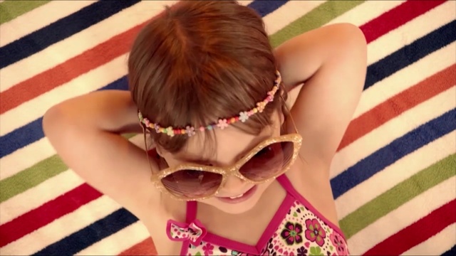 Video Reference: Eyewear, Hair, Face, Glasses, Ear, Facial expression, Sunglasses, Hairstyle, Cool, Pink, Person