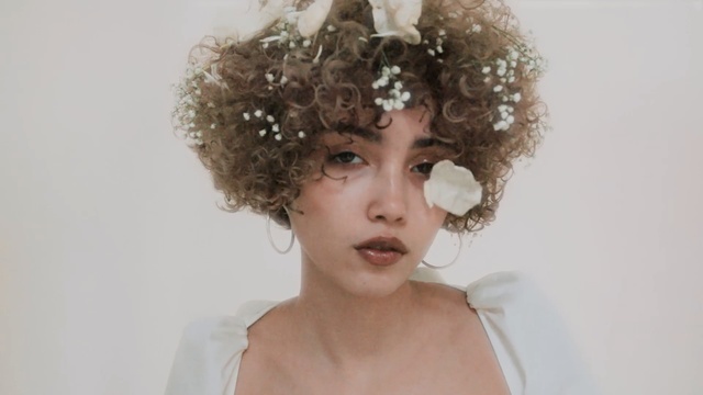 Video Reference: hair, headpiece, hair accessory, beauty, hairstyle, jewellery, girl, bride, flower, hair coloring, Person