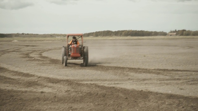 Video Reference: Vehicle, Sand, Soil, Field, Off-roading, Ecoregion, Landscape, Automotive wheel system, Agricultural machinery, Dust, Person