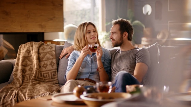 Video Reference: Conversation, Eating, Fun, Friendship, Interaction, Sitting, Restaurant, Meal, Happy, Drinking