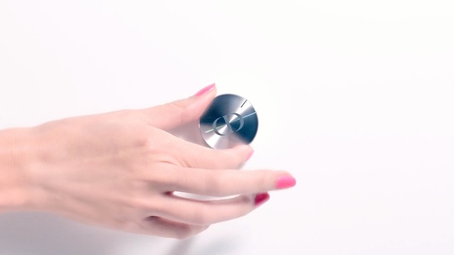 Video Reference: Nail, Skin, Finger, Hand, Glass, Fashion accessory, Ring, Thumb, Manicure, Nail care