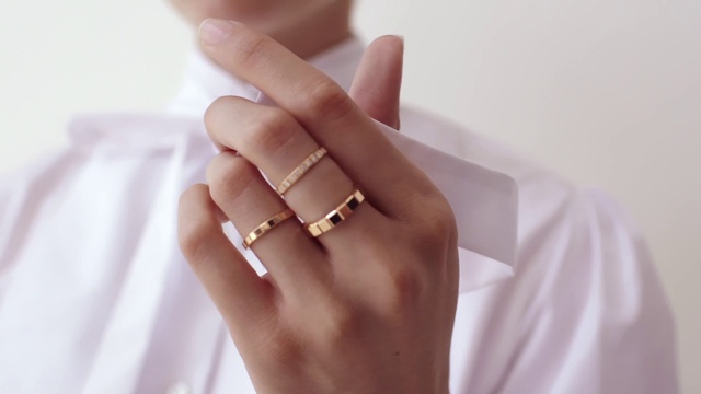Video Reference: Finger, Ring, Hand, Skin, Jewellery, Fashion accessory, Nail, Metal, Wedding ring, Material property