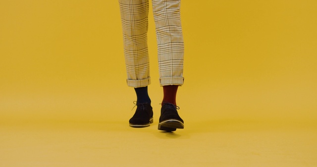 Video Reference: Footwear, Yellow, Shoe, Leg, Tan, Joint, Boot, Ankle, Beige, Human leg