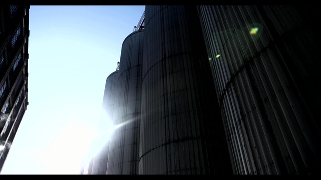 Video Reference: skyscraper, building, landmark, metropolis, architecture, metropolitan area, sky, light, urban area, reflection