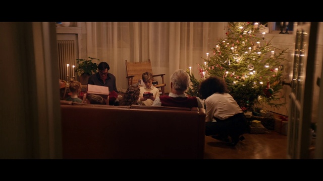 Video Reference: Christmas, Christmas eve, Tree, Lighting, Christmas tree, Event, Christmas ornament, Christmas decoration, Room, Holiday