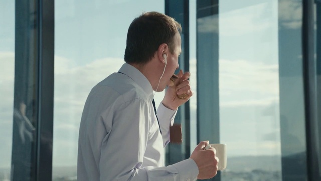 Video Reference: White-collar worker, Shoulder, Businessperson, Conversation, Business, Gesture, Job