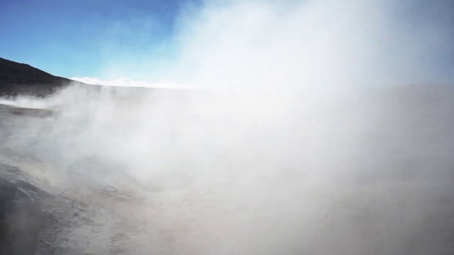 Video Reference: Atmospheric phenomenon, Sky, Mist, Geological phenomenon, Daytime, Atmosphere, Fog, Cloud, Smoke, Geyser