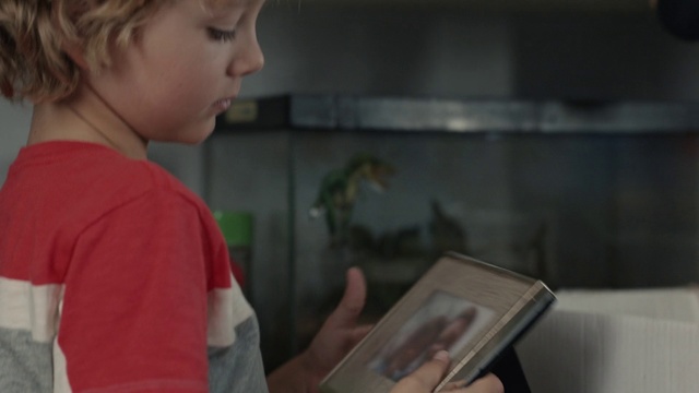 Video Reference: Room, Technology, Child, Adaptation, Electronic device, Hand