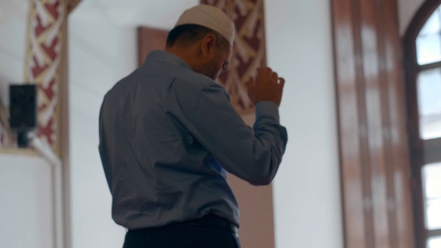 Video Reference: Standing, Shoulder, Outerwear