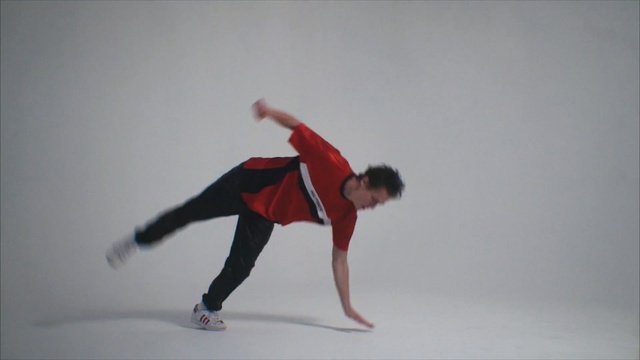 Video Reference: joint, performing arts, performance, event, ice skating, fun, shoe, dancer, physical fitness, ice skate, Person