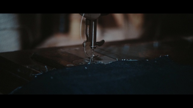 Video Reference: sewing machine, home appliance, textile machine, machine, appliance, hourglass, device, durables