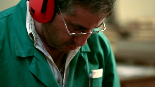 Video Reference: Nose, Green, Glasses, Eyewear, Chin, Organ, Ear, Surgeon, Vision care, Recreation