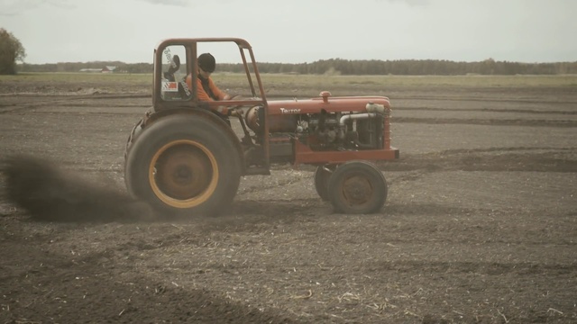 Video Reference: Land vehicle, Vehicle, Tractor, Agricultural machinery, Field, Soil, Off-roading, Off-road vehicle, Agriculture, Automotive wheel system