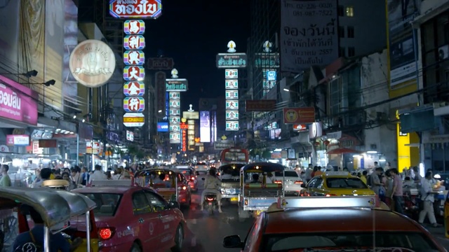 Video Reference: Metropolitan area, Night, Urban area, Traffic, City, Metropolis, Town, Human settlement, Mode of transport, Downtown, Person