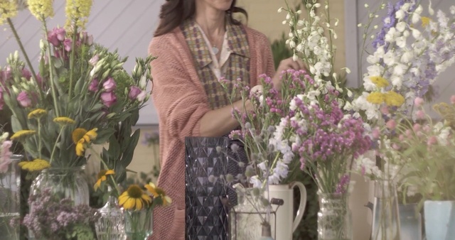 Video Reference: Flower, Floristry, Flower Arranging, Floral design, Bouquet, Cut flowers, Plant, Lavender, Spring, Art