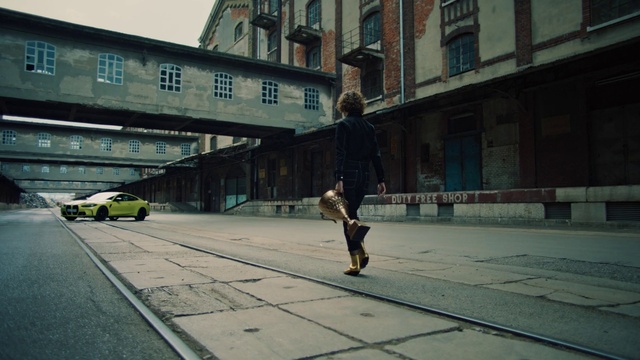 Video Reference: Tire, Building, Window, Vehicle, Car, Wheel, Road surface, Asphalt, Flooring, Street fashion