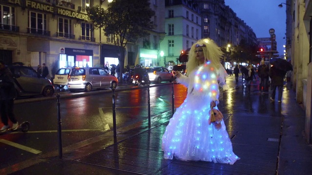 Video Reference: Light, Lighting, Night, Fun, Pedestrian, Urban area, Dress, Street, Metropolis, Metropolitan area