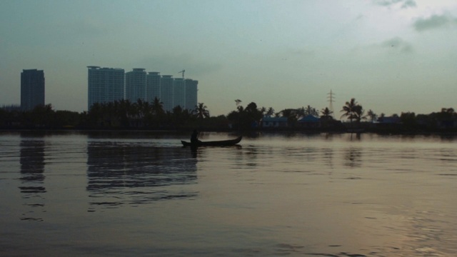 Video Reference: Water, Sky, Nature, River, Water resources, Waterway, Water transportation, Atmospheric phenomenon, Morning, Reflection