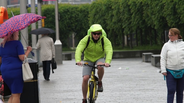 Video Reference: land vehicle, cycling, bicycle, road bicycle, vehicle, bicycle accessory, sports equipment, road, road cycling, lane, Person