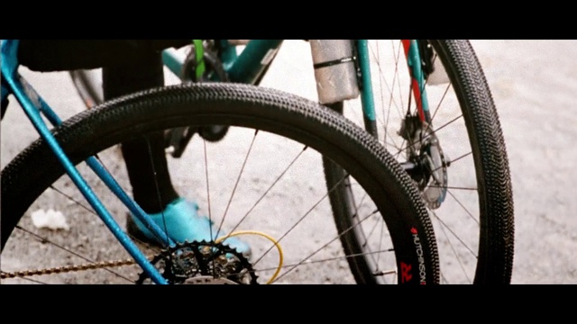 Video Reference: Bicycle, Bicycle wheel, Bicycle tire, Bicycle part, Spoke, Tire, Wheel, Vehicle, Bicycle frame, Bicycle drivetrain part