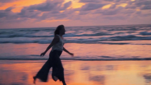 Video Reference: People in nature, Sky, Horizon, Sea, Ocean, Sunset, Fun, Happy, Water, Evening