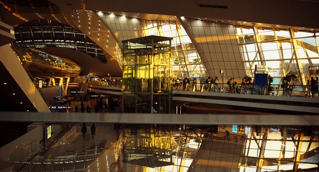 Video Reference: Building, Architecture, Airport terminal, Lobby, Shopping mall, City, Convention center, Mixed-use, Interior design