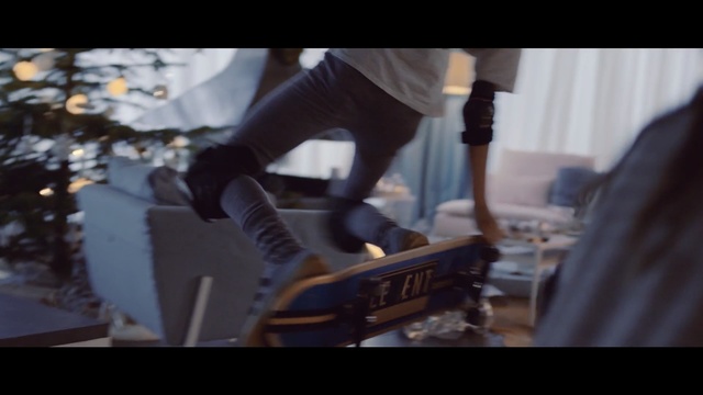 Video Reference: Leg, Footwear, Jeans, Shoe, Human leg, Trousers