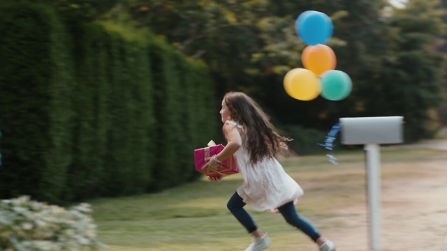 Video Reference: Balloon, Fun, Party supply, Play, Child, Happy, Footwear, Leisure, Recreation, Photography
