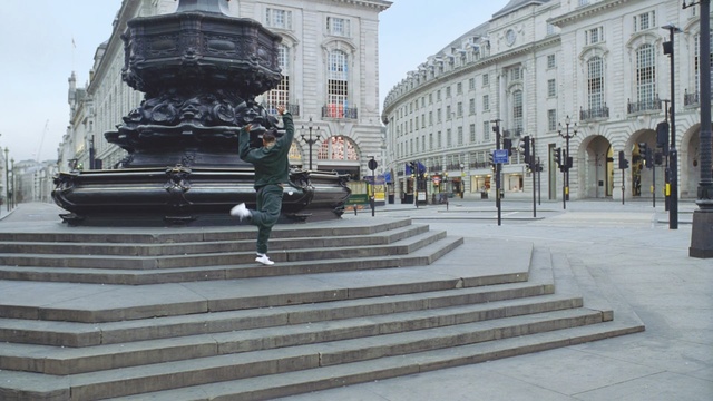 Video Reference: building, town square, monument, plaza, city, statue, walkway, facade, Person