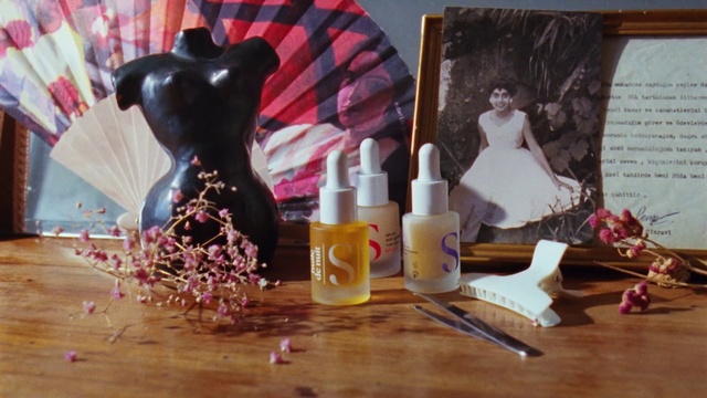Video Reference: Still life, Material property, Room, Dress, Photography, Table, Painting, Still life photography