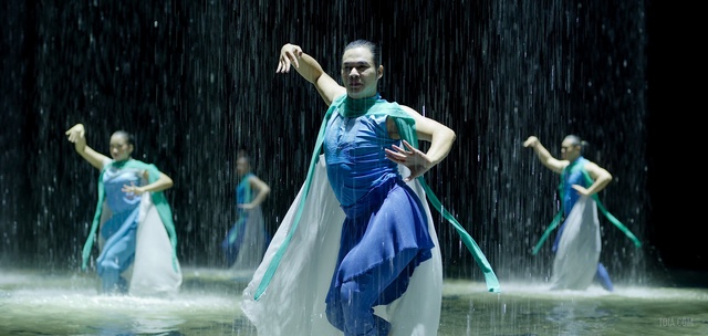 Video Reference: Dancer, Entertainment, Performing arts, Choreography, Concert dance, Dance, Performance, Event, Performance art, Modern dance