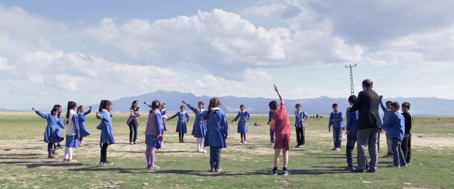 Video Reference: Fun, Leisure, Tourism, Team, Gesture, Crowd