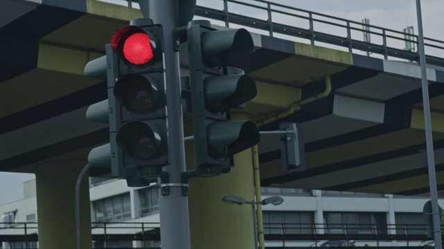 Video Reference: traffic light, signaling device, light fixture, lighting, screenshot