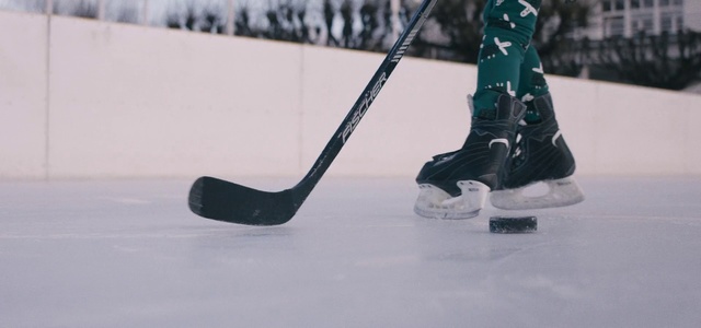 Video Reference: Ice hockey equipment, Hockey, Ice hockey, Footwear, Bandy, Ice skate, Stick and Ball Games, Ice rink, Sports equipment, Skate guard