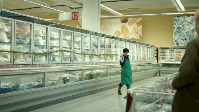 Video Reference: supermarket, retail, glass, aisle, shopping mall, Person