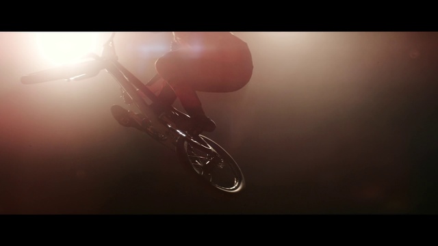 Video Reference: Sky, Bicycle, Photography, Vehicle, Hand, Macro photography, Mountain bike, Bicycle handlebar, Sunlight, Cloud