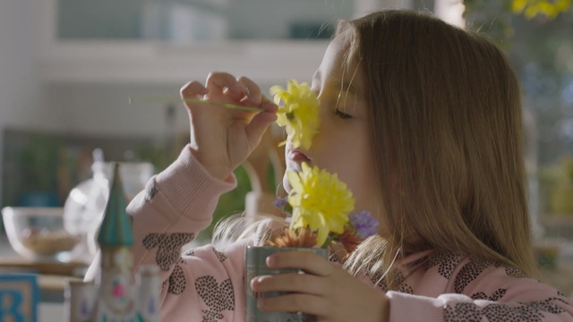 Video Reference: Yellow, Spring, Child, Flower, Plant, Hand, Floral design, Floristry, Cut flowers, Fawn, Person