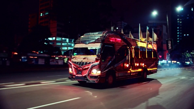 Video Reference: Mode of transport, Transport, Vehicle, Motor vehicle, Commercial vehicle, Night, Car, Truck, Metropolitan area, Automotive design