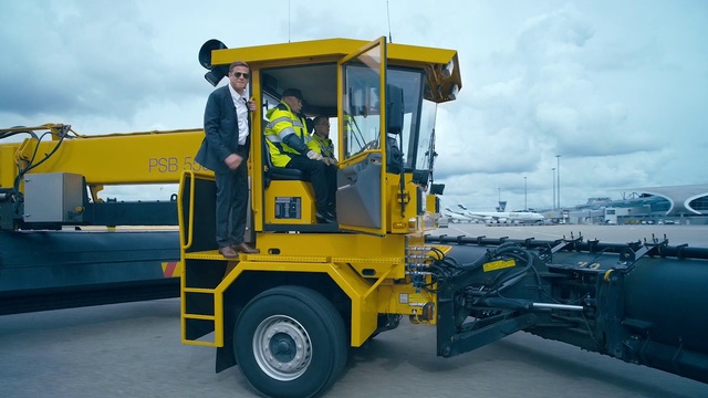 Video Reference: Vehicle, Transport, Mode of transport, Construction equipment, Truck, Commercial vehicle, Wheel, Car