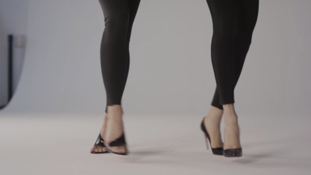 Video Reference: tights, human leg, leg, leggings, joint, shoe, trousers, thigh, calf, knee, Person