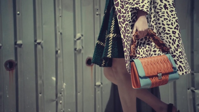 Video Reference: Shoulder, Clothing, Street fashion, Bag, Brown, Fashion, Handbag, Joint, Beige, Satchel
