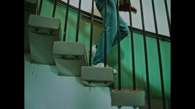 Video Reference: device, keyboard, support, computer, chair, seat, key