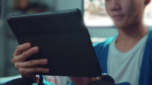 Video Reference: Technology, Electronic device, Tablet computer, Hand, Reading, Gadget, Netbook