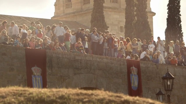 Video Reference: Historic site, Crowd